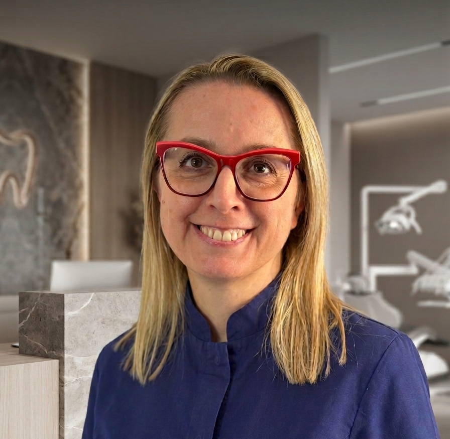 Assistente alla poltrona che assiste il dentista durante una visita