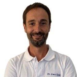 Odontoiatra impegnato in un intervento di chirurgia orale