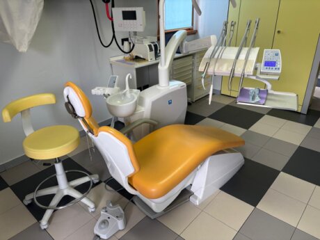 Ambiente accogliente dello studio dentistico con poltrona odontoiatrica moderna