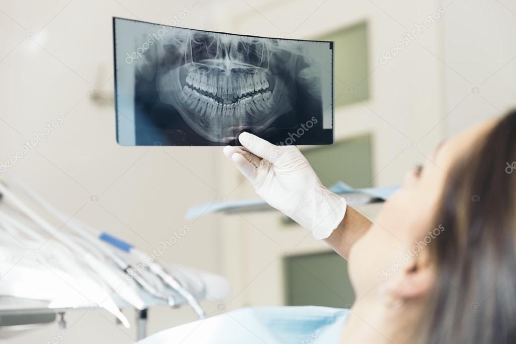 Odontoiatra impegnato in un intervento di chirurgia orale
