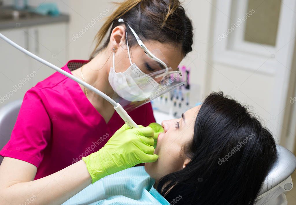 Igienista dentale che effettua una seduta di igiene orale