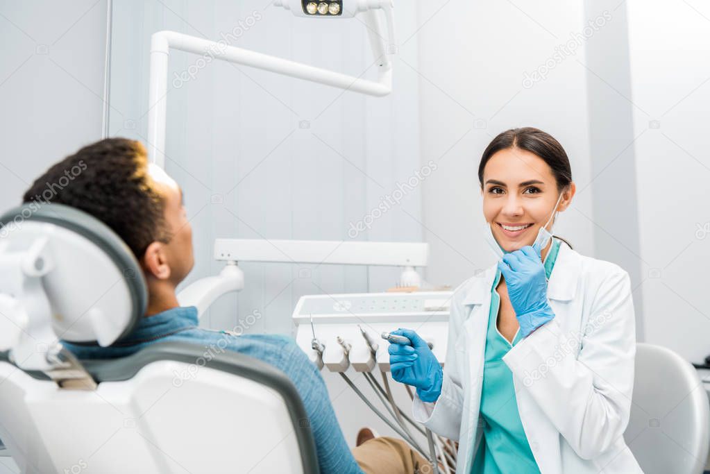 Igienista dentale che controlla la situazione gengivale di un paziente