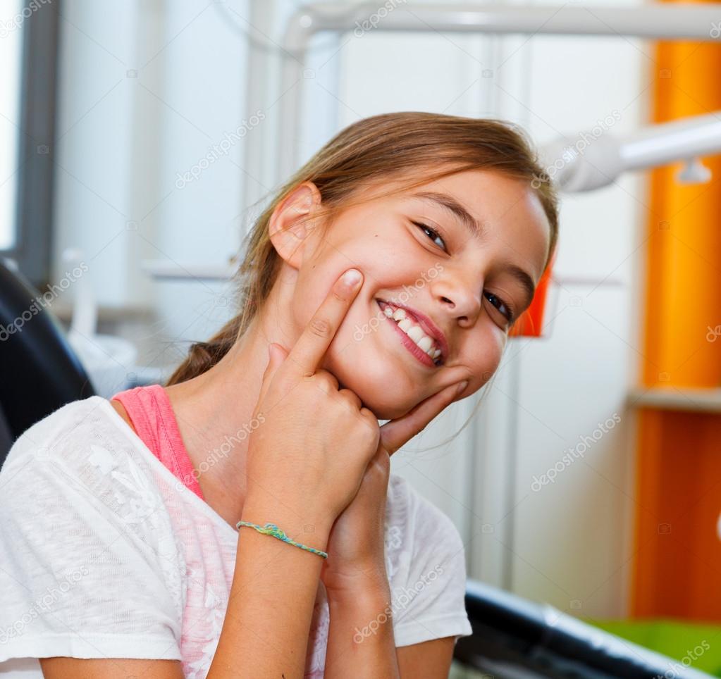 Famiglia che sorride durante una visita di controllo dal dentista