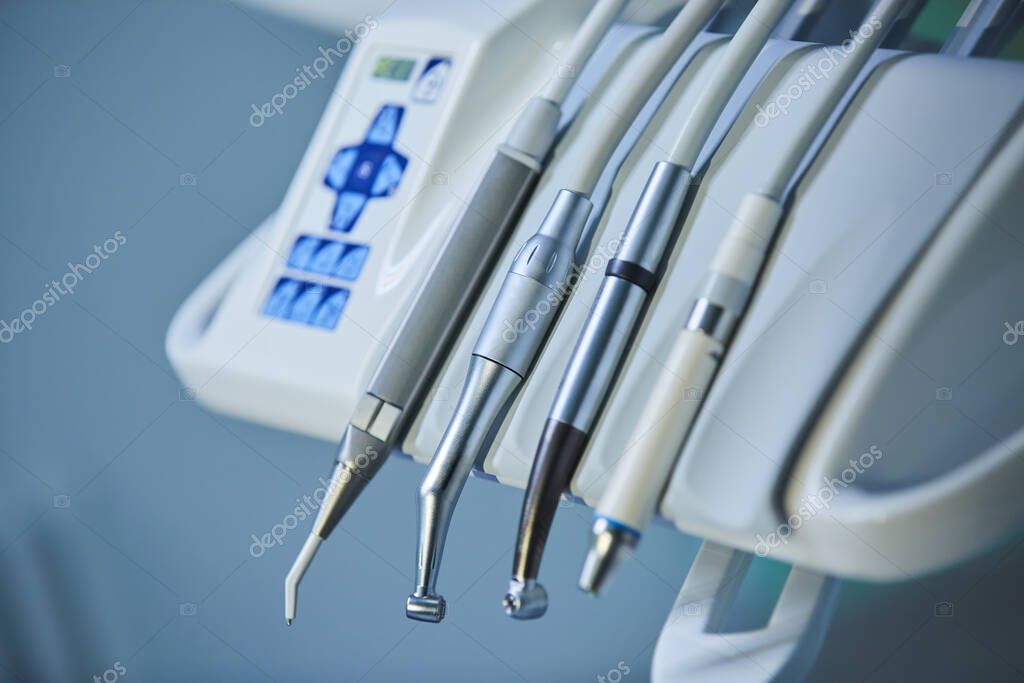 Strumenti per chirurgia orale appoggiati su un vassoio sterile