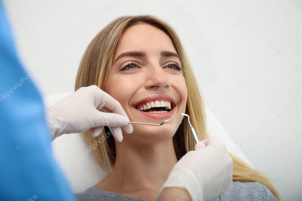 Primo piano di un sorriso con denti bianchi e regolari
