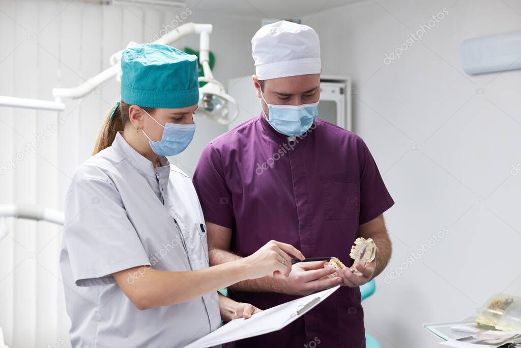 Team di professionisti dello studio dentistico in posa sorridente