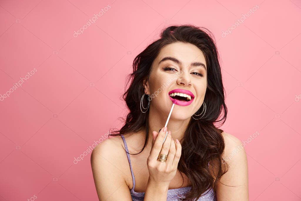 Igienista dentale che effettua una seduta di igiene orale professionale