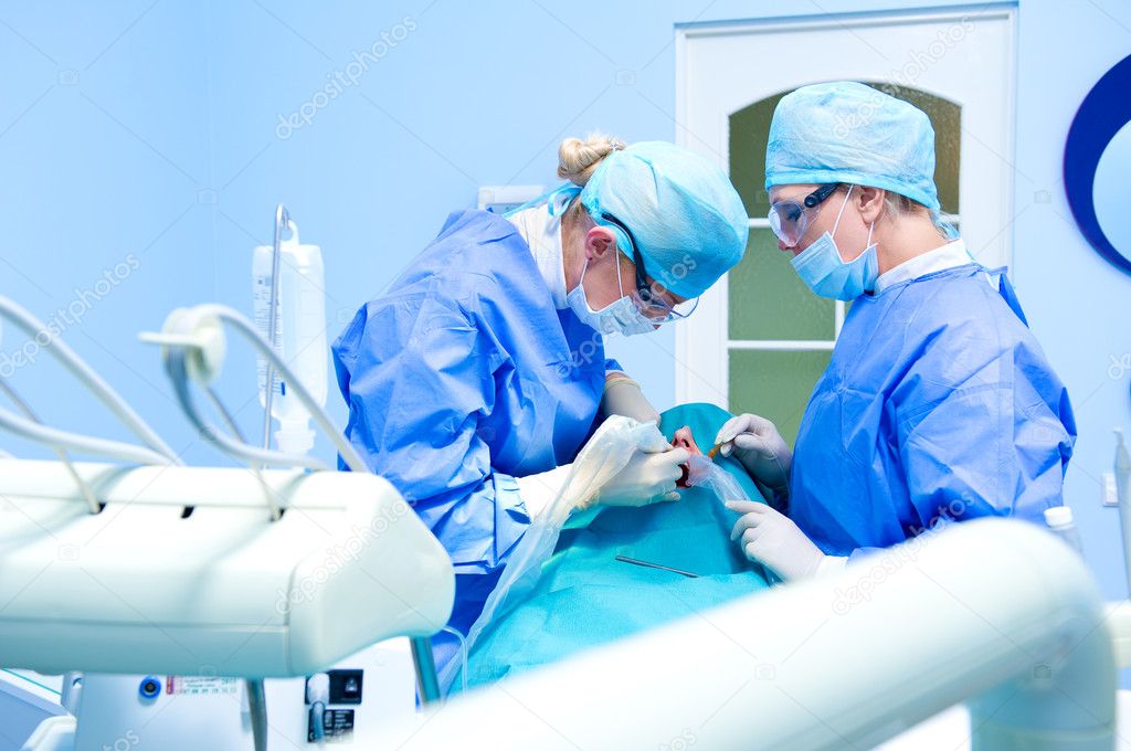 Impianto dentale inserito in un modello anatomico della mascella